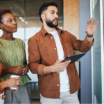 Wie modernes HR den Arbeitsalltag vereinfacht Ein neues Teammitglied fängt an. Aufregend für beide Seiten — aber auch ein Moment, in dem schnell klar wird, wie gut ein Unternehmen wirklich organisiert ist. Liegen die Verträge bereit? Weiß jemand, wer die Einarbeitung übernimmt? Und hat der neue Kollege vom ersten Tag an Zugang zu allem, was er braucht? Für viele Unternehmen ist genau das noch eine Schwachstelle. Onboarding: Der erste Eindruck zählt — auch intern Gutes Onboarding von Mitarbeitern ist mehr als ein nettes Willkommenspaket und ein Rundgang durch das Büro. Es geht darum, dass neue Teammitglieder schnell produktiv werden, sich von Anfang an zugehörig fühlen und nicht in einem Chaos aus fehlenden Zugängen und unklaren Zuständigkeiten versinken. In der Praxis sieht das bei vielen Unternehmen leider anders aus. Aufgaben werden kurzfristig verteilt, Dokumente fehlen, und die Einarbeitung hängt stark davon ab, wer gerade Zeit hat. Das kostet nicht nur Nerven, sondern auch wertvolle Zeit — auf beiden Seiten. Strukturiertes Onboarding mit der richtigen Software löst genau das. Aufgaben werden vorab definiert, automatisch zugewiesen und nachverfolgt. Neue Mitarbeiter wissen, was sie erwartet, und Verantwortliche behalten den Überblick, ohne ständig nachfragen zu müssen. Arbeitszeiten erfassen: Pflicht und Praxis Ein anderes Thema, das viele Unternehmen unterschätzen, ist die Arbeitszeiterfassung. In Deutschland ist die Erfassung von Arbeitszeiten seit einem Grundsatzurteil des Bundesarbeitsgerichts aus dem Jahr 2022 für Arbeitgeber verpflichtend — unabhängig von der Unternehmensgröße. Trotzdem arbeiten viele Betriebe noch immer mit Stundenzetteln, Excel-Tabellen oder gar keiner systematischen Erfassung. Das Risiko dabei ist real: Fehlerhafte oder fehlende Aufzeichnungen können im Streitfall teuer werden. Und abgesehen von der rechtlichen Seite kostet manuelle Zeiterfassung schlicht zu viel Zeit — bei der Eingabe, bei der Kontrolle und bei der Lohnvorbereitung. Digitale Zeiterfassung schafft hier Klarheit. Mitarbeiter tragen ihre Stunden selbst ein, Führungskräfte haben jederzeit Zugriff auf den Überblick und am Ende des Monats stimmt die Abrechnung — ohne langes Hin und Her. Warum beides zusammengehört Onboarding und Zeiterfassung klingen nach zwei getrennten Themen, sind aber Teil desselben Grundproblems: Viele Unternehmen verwalten ihre wichtigsten HR-Prozesse noch immer fragmentiert. Hier eine Tabelle, dort eine E-Mail, irgendwo ein Ordner mit Verträgen. Das funktioniert — bis es nicht mehr funktioniert. Moderne HR-Software bringt diese Prozesse auf eine gemeinsame Plattform. Neue Mitarbeiter werden strukturiert eingearbeitet, Arbeitszeiten werden automatisch erfasst und ausgewertet, und alle relevanten Informationen sind zentral und jederzeit abrufbar. Das spart nicht nur Zeit, sondern reduziert auch Fehler und Missverständnisse im Alltag. Der Schritt zur digitalen HR ist kleiner als gedacht Viele Unternehmen zögern bei der Einführung neuer Software, weil sie aufwendige Implementierungen oder teure Schulungen befürchten. Moderne HR-Tools sind jedoch darauf ausgelegt, schnell einsatzbereit zu sein und intuitiv zu funktionieren — auch ohne IT-Kenntnisse. Wer einmal den Unterschied erlebt hat zwischen einem strukturierten Onboarding und dem üblichen Chaos der ersten Arbeitswoche, will nicht mehr zurück. Und wer die Zeiterfassung einmal digital im Griff hat, fragt sich, warum er so lange mit Tabellen gearbeitet hat. Gut organisiert von Anfang an HR ist kein Selbstzweck. Es geht darum, dass Menschen gut arbeiten können — von ihrem ersten Tag an. Wer die richtigen Prozesse und Tools einsetzt, schafft dafür die Grundlage. Und das zahlt sich aus: in weniger Aufwand, weniger Fehlern und einem Team, das sich von Anfang an gut aufgehoben fühlt.