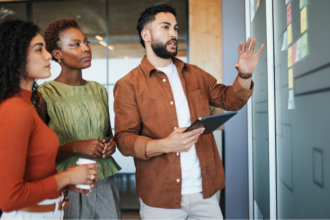 Wie modernes HR den Arbeitsalltag vereinfacht Ein neues Teammitglied fängt an. Aufregend für beide Seiten — aber auch ein Moment, in dem schnell klar wird, wie gut ein Unternehmen wirklich organisiert ist. Liegen die Verträge bereit? Weiß jemand, wer die Einarbeitung übernimmt? Und hat der neue Kollege vom ersten Tag an Zugang zu allem, was er braucht? Für viele Unternehmen ist genau das noch eine Schwachstelle. Onboarding: Der erste Eindruck zählt — auch intern Gutes Onboarding von Mitarbeitern ist mehr als ein nettes Willkommenspaket und ein Rundgang durch das Büro. Es geht darum, dass neue Teammitglieder schnell produktiv werden, sich von Anfang an zugehörig fühlen und nicht in einem Chaos aus fehlenden Zugängen und unklaren Zuständigkeiten versinken. In der Praxis sieht das bei vielen Unternehmen leider anders aus. Aufgaben werden kurzfristig verteilt, Dokumente fehlen, und die Einarbeitung hängt stark davon ab, wer gerade Zeit hat. Das kostet nicht nur Nerven, sondern auch wertvolle Zeit — auf beiden Seiten. Strukturiertes Onboarding mit der richtigen Software löst genau das. Aufgaben werden vorab definiert, automatisch zugewiesen und nachverfolgt. Neue Mitarbeiter wissen, was sie erwartet, und Verantwortliche behalten den Überblick, ohne ständig nachfragen zu müssen. Arbeitszeiten erfassen: Pflicht und Praxis Ein anderes Thema, das viele Unternehmen unterschätzen, ist die Arbeitszeiterfassung. In Deutschland ist die Erfassung von Arbeitszeiten seit einem Grundsatzurteil des Bundesarbeitsgerichts aus dem Jahr 2022 für Arbeitgeber verpflichtend — unabhängig von der Unternehmensgröße. Trotzdem arbeiten viele Betriebe noch immer mit Stundenzetteln, Excel-Tabellen oder gar keiner systematischen Erfassung. Das Risiko dabei ist real: Fehlerhafte oder fehlende Aufzeichnungen können im Streitfall teuer werden. Und abgesehen von der rechtlichen Seite kostet manuelle Zeiterfassung schlicht zu viel Zeit — bei der Eingabe, bei der Kontrolle und bei der Lohnvorbereitung. Digitale Zeiterfassung schafft hier Klarheit. Mitarbeiter tragen ihre Stunden selbst ein, Führungskräfte haben jederzeit Zugriff auf den Überblick und am Ende des Monats stimmt die Abrechnung — ohne langes Hin und Her. Warum beides zusammengehört Onboarding und Zeiterfassung klingen nach zwei getrennten Themen, sind aber Teil desselben Grundproblems: Viele Unternehmen verwalten ihre wichtigsten HR-Prozesse noch immer fragmentiert. Hier eine Tabelle, dort eine E-Mail, irgendwo ein Ordner mit Verträgen. Das funktioniert — bis es nicht mehr funktioniert. Moderne HR-Software bringt diese Prozesse auf eine gemeinsame Plattform. Neue Mitarbeiter werden strukturiert eingearbeitet, Arbeitszeiten werden automatisch erfasst und ausgewertet, und alle relevanten Informationen sind zentral und jederzeit abrufbar. Das spart nicht nur Zeit, sondern reduziert auch Fehler und Missverständnisse im Alltag. Der Schritt zur digitalen HR ist kleiner als gedacht Viele Unternehmen zögern bei der Einführung neuer Software, weil sie aufwendige Implementierungen oder teure Schulungen befürchten. Moderne HR-Tools sind jedoch darauf ausgelegt, schnell einsatzbereit zu sein und intuitiv zu funktionieren — auch ohne IT-Kenntnisse. Wer einmal den Unterschied erlebt hat zwischen einem strukturierten Onboarding und dem üblichen Chaos der ersten Arbeitswoche, will nicht mehr zurück. Und wer die Zeiterfassung einmal digital im Griff hat, fragt sich, warum er so lange mit Tabellen gearbeitet hat. Gut organisiert von Anfang an HR ist kein Selbstzweck. Es geht darum, dass Menschen gut arbeiten können — von ihrem ersten Tag an. Wer die richtigen Prozesse und Tools einsetzt, schafft dafür die Grundlage. Und das zahlt sich aus: in weniger Aufwand, weniger Fehlern und einem Team, das sich von Anfang an gut aufgehoben fühlt.