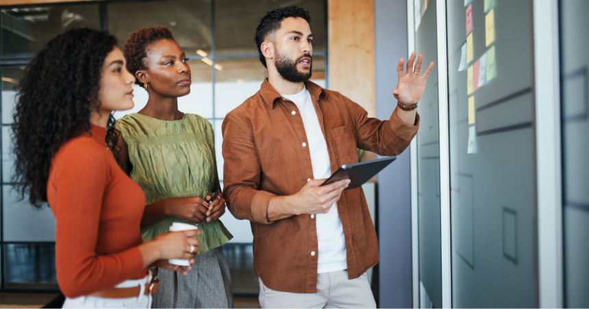 Wie modernes HR den Arbeitsalltag vereinfacht Ein neues Teammitglied fängt an. Aufregend für beide Seiten — aber auch ein Moment, in dem schnell klar wird, wie gut ein Unternehmen wirklich organisiert ist. Liegen die Verträge bereit? Weiß jemand, wer die Einarbeitung übernimmt? Und hat der neue Kollege vom ersten Tag an Zugang zu allem, was er braucht? Für viele Unternehmen ist genau das noch eine Schwachstelle. Onboarding: Der erste Eindruck zählt — auch intern Gutes Onboarding von Mitarbeitern ist mehr als ein nettes Willkommenspaket und ein Rundgang durch das Büro. Es geht darum, dass neue Teammitglieder schnell produktiv werden, sich von Anfang an zugehörig fühlen und nicht in einem Chaos aus fehlenden Zugängen und unklaren Zuständigkeiten versinken. In der Praxis sieht das bei vielen Unternehmen leider anders aus. Aufgaben werden kurzfristig verteilt, Dokumente fehlen, und die Einarbeitung hängt stark davon ab, wer gerade Zeit hat. Das kostet nicht nur Nerven, sondern auch wertvolle Zeit — auf beiden Seiten. Strukturiertes Onboarding mit der richtigen Software löst genau das. Aufgaben werden vorab definiert, automatisch zugewiesen und nachverfolgt. Neue Mitarbeiter wissen, was sie erwartet, und Verantwortliche behalten den Überblick, ohne ständig nachfragen zu müssen. Arbeitszeiten erfassen: Pflicht und Praxis Ein anderes Thema, das viele Unternehmen unterschätzen, ist die Arbeitszeiterfassung. In Deutschland ist die Erfassung von Arbeitszeiten seit einem Grundsatzurteil des Bundesarbeitsgerichts aus dem Jahr 2022 für Arbeitgeber verpflichtend — unabhängig von der Unternehmensgröße. Trotzdem arbeiten viele Betriebe noch immer mit Stundenzetteln, Excel-Tabellen oder gar keiner systematischen Erfassung. Das Risiko dabei ist real: Fehlerhafte oder fehlende Aufzeichnungen können im Streitfall teuer werden. Und abgesehen von der rechtlichen Seite kostet manuelle Zeiterfassung schlicht zu viel Zeit — bei der Eingabe, bei der Kontrolle und bei der Lohnvorbereitung. Digitale Zeiterfassung schafft hier Klarheit. Mitarbeiter tragen ihre Stunden selbst ein, Führungskräfte haben jederzeit Zugriff auf den Überblick und am Ende des Monats stimmt die Abrechnung — ohne langes Hin und Her. Warum beides zusammengehört Onboarding und Zeiterfassung klingen nach zwei getrennten Themen, sind aber Teil desselben Grundproblems: Viele Unternehmen verwalten ihre wichtigsten HR-Prozesse noch immer fragmentiert. Hier eine Tabelle, dort eine E-Mail, irgendwo ein Ordner mit Verträgen. Das funktioniert — bis es nicht mehr funktioniert. Moderne HR-Software bringt diese Prozesse auf eine gemeinsame Plattform. Neue Mitarbeiter werden strukturiert eingearbeitet, Arbeitszeiten werden automatisch erfasst und ausgewertet, und alle relevanten Informationen sind zentral und jederzeit abrufbar. Das spart nicht nur Zeit, sondern reduziert auch Fehler und Missverständnisse im Alltag. Der Schritt zur digitalen HR ist kleiner als gedacht Viele Unternehmen zögern bei der Einführung neuer Software, weil sie aufwendige Implementierungen oder teure Schulungen befürchten. Moderne HR-Tools sind jedoch darauf ausgelegt, schnell einsatzbereit zu sein und intuitiv zu funktionieren — auch ohne IT-Kenntnisse. Wer einmal den Unterschied erlebt hat zwischen einem strukturierten Onboarding und dem üblichen Chaos der ersten Arbeitswoche, will nicht mehr zurück. Und wer die Zeiterfassung einmal digital im Griff hat, fragt sich, warum er so lange mit Tabellen gearbeitet hat. Gut organisiert von Anfang an HR ist kein Selbstzweck. Es geht darum, dass Menschen gut arbeiten können — von ihrem ersten Tag an. Wer die richtigen Prozesse und Tools einsetzt, schafft dafür die Grundlage. Und das zahlt sich aus: in weniger Aufwand, weniger Fehlern und einem Team, das sich von Anfang an gut aufgehoben fühlt.