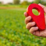 Durch Fahrzeugortung zur Sicherheit im Unternehmen beitragen Sicherheit steht in den meisten Unternehmen an vorderster Stelle und dafür stehen Ihnen als Flottenmanager und Fuhrparkverantwortlicher viele Werkzeuge zur Verfügung. Um sich stets einen Überblick über die Standorte Ihrer Flotte zu verschaffen, ist die Telematik nicht mehr wegzudenken. Durch eine GPS-Fahrzeugortung kennen Sie zu jedem Zeitpunkt den Aufenthaltspunkt Ihrer Fahrer sowie Fahrzeuge. So profitieren Sie als Verantwortlicher von den zahlreichen Vorteilen und geben Ihren Mitarbeitern stets ein sicheres Gefühl mit auf den Weg. GPS-Fahrzeugortung als Standleitung zu Ihren Fahrern Die Fahrzeugortung ist mehr als nur ein einfaches Überwachungsinstrument. Neben einer Überwachung über die Einhaltung von Verkehrsvorschriften lassen sich auch wertvolle Analysen zu Fahrzeugleistungen sowie den Fahreraktivitäten durchführen, womit sich Optimierungen effektiver umsetzen lassen. Zudem wird durch die kontinuierliche Standleitung zu Ihrer Flotte die Sicherheit Ihrer Mitarbeiter erhöht und im Diebstahlsfall können die entwendeten Fahrzeuge schneller wieder lokalisiert werden. Diese drei Bausteine bilden ein voll funktionierendes und ausgereiftes Telematiksystem, mit dem Sie einzelne Autos bis hin zu Ihrer gesamten Flotte ausrüsten können. Ortung der Flotte: Die genaue GPS-Fahrzeugortung ermöglichte es, jeden Standort Ihrer Fahrzeuge sofort zu erkennen. Sollte eines Ihrer Gefährte Diebstahl zum Opfer fallen, so lässt sich das gestohlene Objekt verfolgen und schneller wieder auffinden. Somit erhalten Sie auch in der Zusammenarbeit mit der Polizei ein hilfreiches Werkzeug. Auch einer unbefugten Fahrzeugnutzung auf nicht autorisierten Fahrwegen schieben Sie einen Riegel vor. Alle Auswertungen sind transparent und umgehend verfügbar. Ortung von Assets: Neben der Flottenortung ist auch das Asset-Tracking Bestandteil der Telematiklösung von Radius. Dadurch haben Sie nicht nur Fahrzeuge, sondern alle beweglichen Güter im Blick. Über Anhänger, Werkzeuge, Maschinen und viele Gegenstände mehr können Sie sich dadurch einen zügigen Überblick verschaffen. Dash-Cams: Diese nahezu unsichtbaren Kameras zeichnen jeden Augenblick im Straßenverkehr auf. Sie lassen sich im hinteren und vorderen Bereich Ihrer Fahrzeuge installieren und sind ein wichtiger Teil des Sicherheitskonzeptes. Bei einem Unfall mit unklarer Sachlage lassen sich die Aufzeichnungen als entscheidendes Beweismittel verwenden. Versicherungsbetrug durch Dritte wird ebenfalls mit den Kameras verhindert. Kosten sparen durch den Einsatz von Tankkarten Als Flottenmanager oder Fuhrparkverantwortlicher müssen Sie nicht nur die Sicherheit gewährleisten, sondern auch die Ausgaben im Blick haben. Indem Sie Ihre Fahrzeuge mit Tankkarten ausstatten, lassen sich sofort Kosten einsparen und viele weitere Vorteile gewinnen. Niedrigere Tankkosten: Sie sparen direkt an der Zapfsäule und profitieren von einem niedrigeren Kraftstoffpreis. Pro Liter getanktem Kraftstoff wird der Sofortrabatt direkt von der Rechnung abgezogen. Vereinfachte interne Prozesse: Da kein manuelles Einreichen und Verrechnen der Tankbelege mehr erfolgt, wird die Abrechnung vereinfacht. Dies spart Zeit und damit Personalkosten. Beste Sicherheit: Ähnlich wie bei einer Kreditkarte ist die Flottenkarte ebenfalls mit einer PIN gesichert. Einem Diebstahl oder Missbrauch unbefugter Personen wird somit entgegengewirkt. Hohe Analyseoptionen: Aufgrund der automatischen Datenerfassung können Sie Analysen und Optimierungen von Kilometerleistungen, Kraftstoffverbräuchen oder Tankverhalten schnell durchführen. Für jede Fuhrparkgröße: Kleine Betriebe, mittelständische Unternehmen oder Großkonzerne können sich mit den Spezialkarten die Vorteile sichern. Höchste Transparenz: Sie haben die Ausgaben transparent und detailliert zu jedem Zeitpunkt im Blick. Dies erleichtert Kalkulationen und Sie können im Bedarfsfall sofort eingreifen. Große Akzeptanz: Die Flächenabdeckung sorgt für eine zuverlässige Verwendung im Inland sowie europäischen Ausland. Viele Kraftstoffe möglich: Zusätzlich zu Benzin und Diesel lassen sich auch Elektroladungen sowie Autogas beziehen. Erweiterte Leistungen: Bei vielen Tankkarten lassen sich zusätzliche Leistungen wie Autowäschen, Mautgebühren oder Zubehörteile bezahlen. Mit App kombinierbar: Mit Hilfe der App können Sie schneller die günstigsten und nahegelegensten Tankstellen finden sowie die persönlichen Einstellungen ändern. Motivationssteigerung: Die Tankkarten sorgen durch die Vorteile für mehr Motivation aufgrund der hohen Wertschätzung bei Ihren Angestellten.