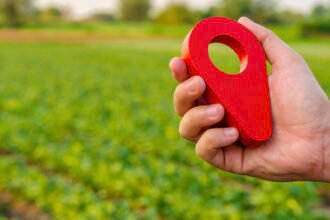 Durch Fahrzeugortung zur Sicherheit im Unternehmen beitragen Sicherheit steht in den meisten Unternehmen an vorderster Stelle und dafür stehen Ihnen als Flottenmanager und Fuhrparkverantwortlicher viele Werkzeuge zur Verfügung. Um sich stets einen Überblick über die Standorte Ihrer Flotte zu verschaffen, ist die Telematik nicht mehr wegzudenken. Durch eine GPS-Fahrzeugortung kennen Sie zu jedem Zeitpunkt den Aufenthaltspunkt Ihrer Fahrer sowie Fahrzeuge. So profitieren Sie als Verantwortlicher von den zahlreichen Vorteilen und geben Ihren Mitarbeitern stets ein sicheres Gefühl mit auf den Weg. GPS-Fahrzeugortung als Standleitung zu Ihren Fahrern Die Fahrzeugortung ist mehr als nur ein einfaches Überwachungsinstrument. Neben einer Überwachung über die Einhaltung von Verkehrsvorschriften lassen sich auch wertvolle Analysen zu Fahrzeugleistungen sowie den Fahreraktivitäten durchführen, womit sich Optimierungen effektiver umsetzen lassen. Zudem wird durch die kontinuierliche Standleitung zu Ihrer Flotte die Sicherheit Ihrer Mitarbeiter erhöht und im Diebstahlsfall können die entwendeten Fahrzeuge schneller wieder lokalisiert werden. Diese drei Bausteine bilden ein voll funktionierendes und ausgereiftes Telematiksystem, mit dem Sie einzelne Autos bis hin zu Ihrer gesamten Flotte ausrüsten können. Ortung der Flotte: Die genaue GPS-Fahrzeugortung ermöglichte es, jeden Standort Ihrer Fahrzeuge sofort zu erkennen. Sollte eines Ihrer Gefährte Diebstahl zum Opfer fallen, so lässt sich das gestohlene Objekt verfolgen und schneller wieder auffinden. Somit erhalten Sie auch in der Zusammenarbeit mit der Polizei ein hilfreiches Werkzeug. Auch einer unbefugten Fahrzeugnutzung auf nicht autorisierten Fahrwegen schieben Sie einen Riegel vor. Alle Auswertungen sind transparent und umgehend verfügbar. Ortung von Assets: Neben der Flottenortung ist auch das Asset-Tracking Bestandteil der Telematiklösung von Radius. Dadurch haben Sie nicht nur Fahrzeuge, sondern alle beweglichen Güter im Blick. Über Anhänger, Werkzeuge, Maschinen und viele Gegenstände mehr können Sie sich dadurch einen zügigen Überblick verschaffen. Dash-Cams: Diese nahezu unsichtbaren Kameras zeichnen jeden Augenblick im Straßenverkehr auf. Sie lassen sich im hinteren und vorderen Bereich Ihrer Fahrzeuge installieren und sind ein wichtiger Teil des Sicherheitskonzeptes. Bei einem Unfall mit unklarer Sachlage lassen sich die Aufzeichnungen als entscheidendes Beweismittel verwenden. Versicherungsbetrug durch Dritte wird ebenfalls mit den Kameras verhindert. Kosten sparen durch den Einsatz von Tankkarten Als Flottenmanager oder Fuhrparkverantwortlicher müssen Sie nicht nur die Sicherheit gewährleisten, sondern auch die Ausgaben im Blick haben. Indem Sie Ihre Fahrzeuge mit Tankkarten ausstatten, lassen sich sofort Kosten einsparen und viele weitere Vorteile gewinnen. Niedrigere Tankkosten: Sie sparen direkt an der Zapfsäule und profitieren von einem niedrigeren Kraftstoffpreis. Pro Liter getanktem Kraftstoff wird der Sofortrabatt direkt von der Rechnung abgezogen. Vereinfachte interne Prozesse: Da kein manuelles Einreichen und Verrechnen der Tankbelege mehr erfolgt, wird die Abrechnung vereinfacht. Dies spart Zeit und damit Personalkosten. Beste Sicherheit: Ähnlich wie bei einer Kreditkarte ist die Flottenkarte ebenfalls mit einer PIN gesichert. Einem Diebstahl oder Missbrauch unbefugter Personen wird somit entgegengewirkt. Hohe Analyseoptionen: Aufgrund der automatischen Datenerfassung können Sie Analysen und Optimierungen von Kilometerleistungen, Kraftstoffverbräuchen oder Tankverhalten schnell durchführen. Für jede Fuhrparkgröße: Kleine Betriebe, mittelständische Unternehmen oder Großkonzerne können sich mit den Spezialkarten die Vorteile sichern. Höchste Transparenz: Sie haben die Ausgaben transparent und detailliert zu jedem Zeitpunkt im Blick. Dies erleichtert Kalkulationen und Sie können im Bedarfsfall sofort eingreifen. Große Akzeptanz: Die Flächenabdeckung sorgt für eine zuverlässige Verwendung im Inland sowie europäischen Ausland. Viele Kraftstoffe möglich: Zusätzlich zu Benzin und Diesel lassen sich auch Elektroladungen sowie Autogas beziehen. Erweiterte Leistungen: Bei vielen Tankkarten lassen sich zusätzliche Leistungen wie Autowäschen, Mautgebühren oder Zubehörteile bezahlen. Mit App kombinierbar: Mit Hilfe der App können Sie schneller die günstigsten und nahegelegensten Tankstellen finden sowie die persönlichen Einstellungen ändern. Motivationssteigerung: Die Tankkarten sorgen durch die Vorteile für mehr Motivation aufgrund der hohen Wertschätzung bei Ihren Angestellten.