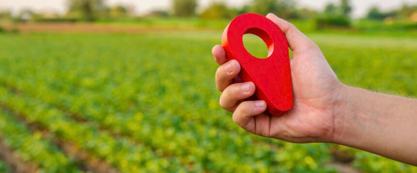 Durch Fahrzeugortung zur Sicherheit im Unternehmen beitragen Sicherheit steht in den meisten Unternehmen an vorderster Stelle und dafür stehen Ihnen als Flottenmanager und Fuhrparkverantwortlicher viele Werkzeuge zur Verfügung. Um sich stets einen Überblick über die Standorte Ihrer Flotte zu verschaffen, ist die Telematik nicht mehr wegzudenken. Durch eine GPS-Fahrzeugortung kennen Sie zu jedem Zeitpunkt den Aufenthaltspunkt Ihrer Fahrer sowie Fahrzeuge. So profitieren Sie als Verantwortlicher von den zahlreichen Vorteilen und geben Ihren Mitarbeitern stets ein sicheres Gefühl mit auf den Weg. GPS-Fahrzeugortung als Standleitung zu Ihren Fahrern Die Fahrzeugortung ist mehr als nur ein einfaches Überwachungsinstrument. Neben einer Überwachung über die Einhaltung von Verkehrsvorschriften lassen sich auch wertvolle Analysen zu Fahrzeugleistungen sowie den Fahreraktivitäten durchführen, womit sich Optimierungen effektiver umsetzen lassen. Zudem wird durch die kontinuierliche Standleitung zu Ihrer Flotte die Sicherheit Ihrer Mitarbeiter erhöht und im Diebstahlsfall können die entwendeten Fahrzeuge schneller wieder lokalisiert werden. Diese drei Bausteine bilden ein voll funktionierendes und ausgereiftes Telematiksystem, mit dem Sie einzelne Autos bis hin zu Ihrer gesamten Flotte ausrüsten können. Ortung der Flotte: Die genaue GPS-Fahrzeugortung ermöglichte es, jeden Standort Ihrer Fahrzeuge sofort zu erkennen. Sollte eines Ihrer Gefährte Diebstahl zum Opfer fallen, so lässt sich das gestohlene Objekt verfolgen und schneller wieder auffinden. Somit erhalten Sie auch in der Zusammenarbeit mit der Polizei ein hilfreiches Werkzeug. Auch einer unbefugten Fahrzeugnutzung auf nicht autorisierten Fahrwegen schieben Sie einen Riegel vor. Alle Auswertungen sind transparent und umgehend verfügbar. Ortung von Assets: Neben der Flottenortung ist auch das Asset-Tracking Bestandteil der Telematiklösung von Radius. Dadurch haben Sie nicht nur Fahrzeuge, sondern alle beweglichen Güter im Blick. Über Anhänger, Werkzeuge, Maschinen und viele Gegenstände mehr können Sie sich dadurch einen zügigen Überblick verschaffen. Dash-Cams: Diese nahezu unsichtbaren Kameras zeichnen jeden Augenblick im Straßenverkehr auf. Sie lassen sich im hinteren und vorderen Bereich Ihrer Fahrzeuge installieren und sind ein wichtiger Teil des Sicherheitskonzeptes. Bei einem Unfall mit unklarer Sachlage lassen sich die Aufzeichnungen als entscheidendes Beweismittel verwenden. Versicherungsbetrug durch Dritte wird ebenfalls mit den Kameras verhindert. Kosten sparen durch den Einsatz von Tankkarten Als Flottenmanager oder Fuhrparkverantwortlicher müssen Sie nicht nur die Sicherheit gewährleisten, sondern auch die Ausgaben im Blick haben. Indem Sie Ihre Fahrzeuge mit Tankkarten ausstatten, lassen sich sofort Kosten einsparen und viele weitere Vorteile gewinnen. Niedrigere Tankkosten: Sie sparen direkt an der Zapfsäule und profitieren von einem niedrigeren Kraftstoffpreis. Pro Liter getanktem Kraftstoff wird der Sofortrabatt direkt von der Rechnung abgezogen. Vereinfachte interne Prozesse: Da kein manuelles Einreichen und Verrechnen der Tankbelege mehr erfolgt, wird die Abrechnung vereinfacht. Dies spart Zeit und damit Personalkosten. Beste Sicherheit: Ähnlich wie bei einer Kreditkarte ist die Flottenkarte ebenfalls mit einer PIN gesichert. Einem Diebstahl oder Missbrauch unbefugter Personen wird somit entgegengewirkt. Hohe Analyseoptionen: Aufgrund der automatischen Datenerfassung können Sie Analysen und Optimierungen von Kilometerleistungen, Kraftstoffverbräuchen oder Tankverhalten schnell durchführen. Für jede Fuhrparkgröße: Kleine Betriebe, mittelständische Unternehmen oder Großkonzerne können sich mit den Spezialkarten die Vorteile sichern. Höchste Transparenz: Sie haben die Ausgaben transparent und detailliert zu jedem Zeitpunkt im Blick. Dies erleichtert Kalkulationen und Sie können im Bedarfsfall sofort eingreifen. Große Akzeptanz: Die Flächenabdeckung sorgt für eine zuverlässige Verwendung im Inland sowie europäischen Ausland. Viele Kraftstoffe möglich: Zusätzlich zu Benzin und Diesel lassen sich auch Elektroladungen sowie Autogas beziehen. Erweiterte Leistungen: Bei vielen Tankkarten lassen sich zusätzliche Leistungen wie Autowäschen, Mautgebühren oder Zubehörteile bezahlen. Mit App kombinierbar: Mit Hilfe der App können Sie schneller die günstigsten und nahegelegensten Tankstellen finden sowie die persönlichen Einstellungen ändern. Motivationssteigerung: Die Tankkarten sorgen durch die Vorteile für mehr Motivation aufgrund der hohen Wertschätzung bei Ihren Angestellten.