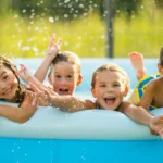Sommer, Freizeit und Familienausflüge: Die passende Badebekleidung für Kinder