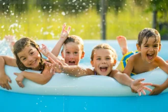 Sommer, Freizeit und Familienausflüge: Die passende Badebekleidung für Kinder